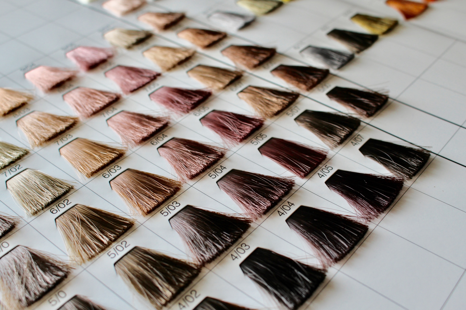 白髪を自然になじませる、大人のためのカラー提案